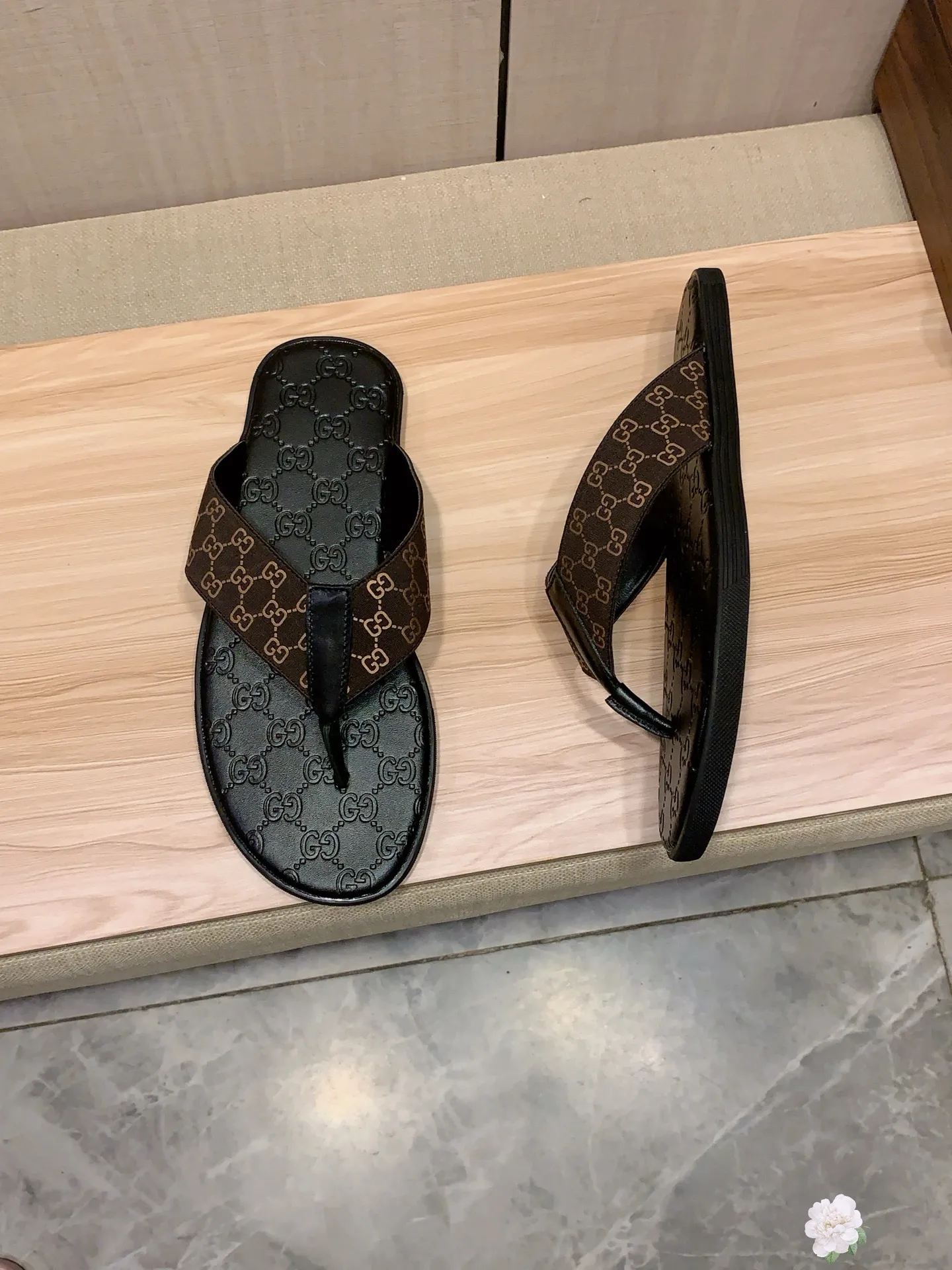 Slippers: New model: Factory price: 260💰💰🎩🎩🔥🔥《 Gucci* 》Series of slippers top purchasing agent🔍🔍Sold at the same time for men, original Italian imported webbing made of selected cowhide, exquisite workmanship,), sole: (super comfortable) original factory special sole, ⚠️exclusive double-layer movable molded sole super comfortable⚠️, real shot🎬the real thing is more beautiful🔍🔍266 regular code 38-44, can be ordered 45.